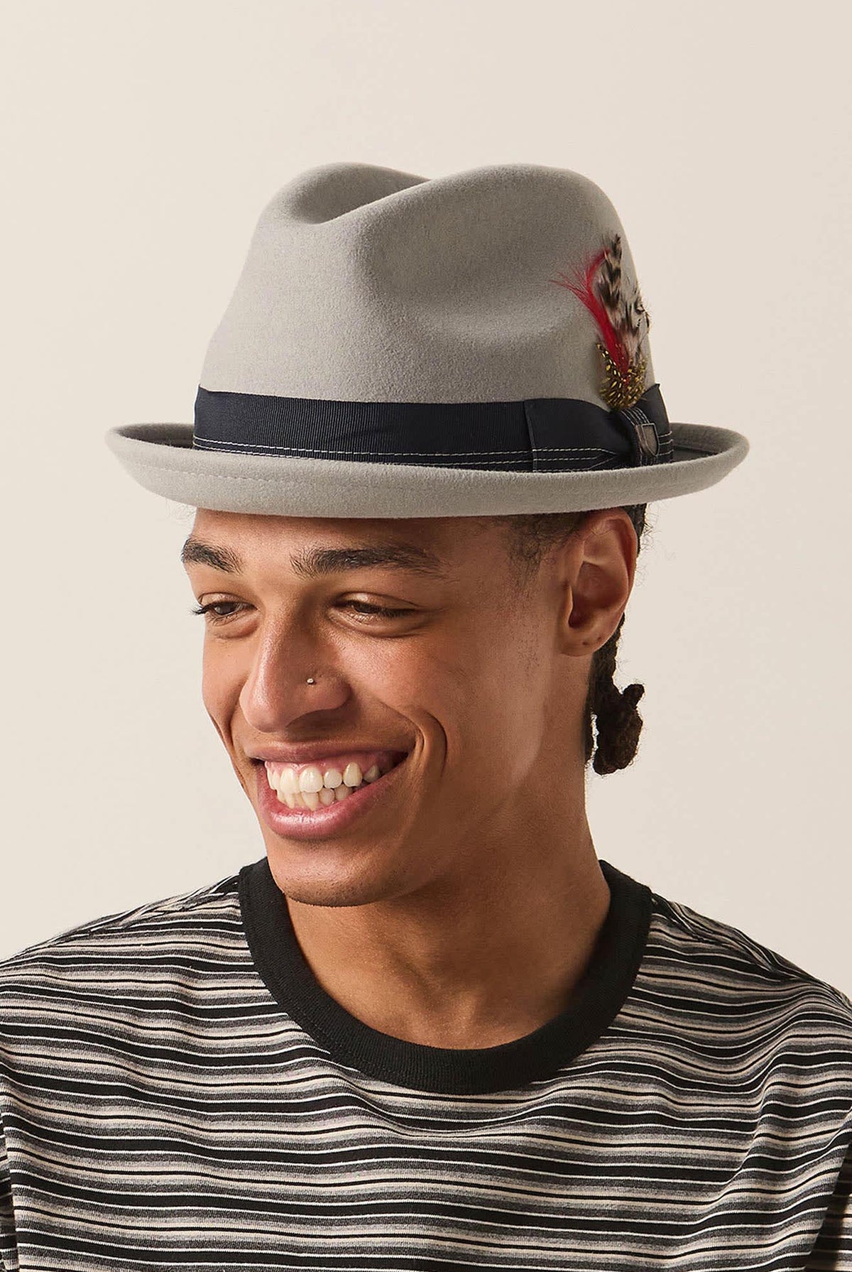 Unisex Gain Fedora in the color Light Grey/Midnight - Men's Side View