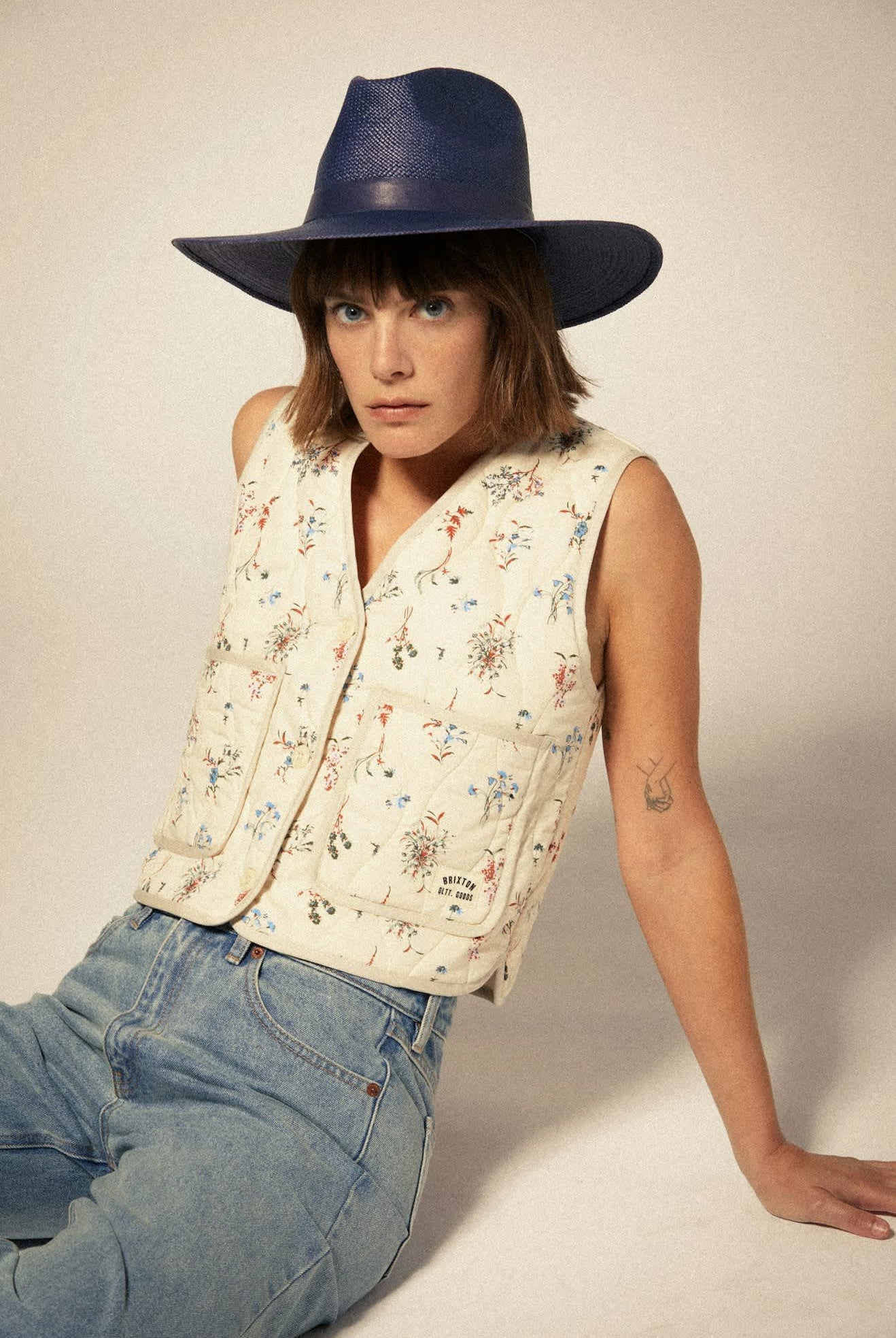 Women's Field Floral Quilted Vest in the color Whitecap/Hazelnut/Ditsy Floral - Additional Fit image