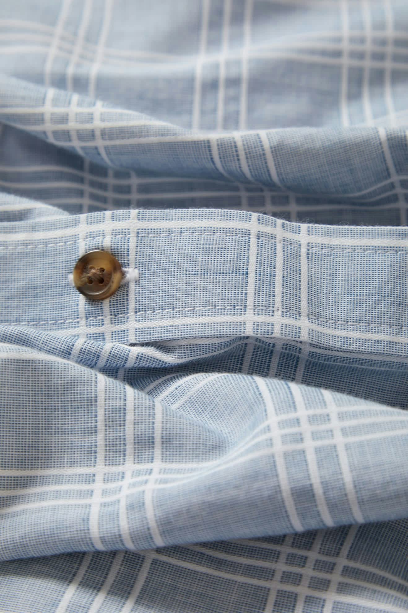 Men's CRU Oxford Plaid Relaxed S/S Shirt in the color Light Blue/White Plaid - Additional Laydown image