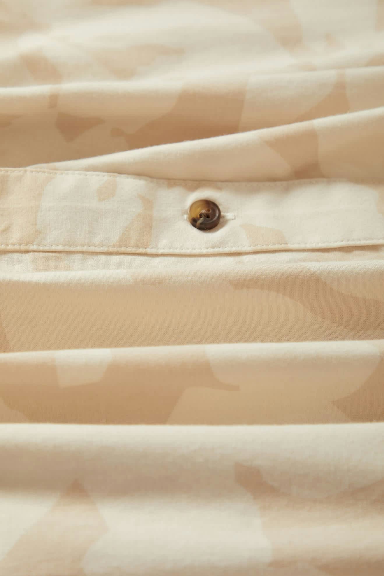 Men's Charter Print S/S Shirt in the color Beige/Whitecap Floral - Additional Laydown image